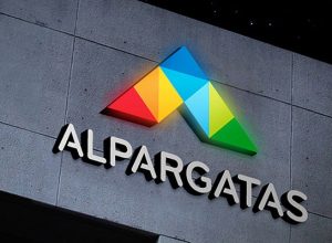 logo-da-alpargatas-na-fachada-da-fabrica.jpg